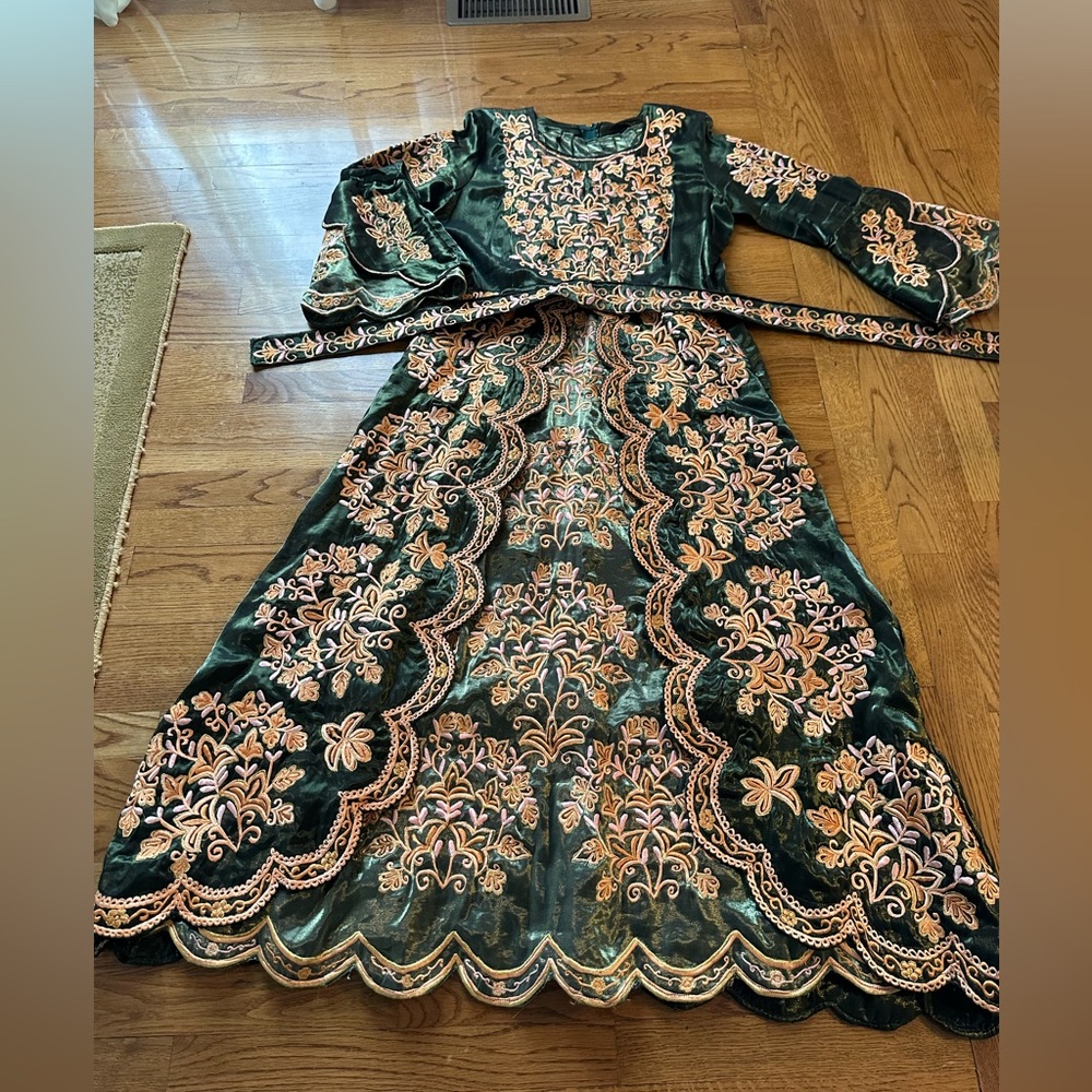 Gorgeous shiny dark green custom made thobe